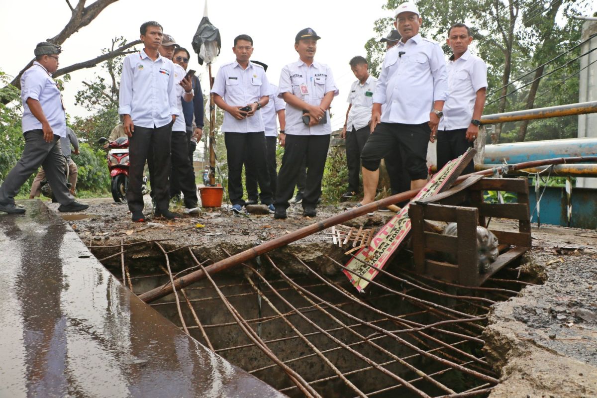 Pemkab Serang perbaiki jembatan Cikambuy dan tambah PJU