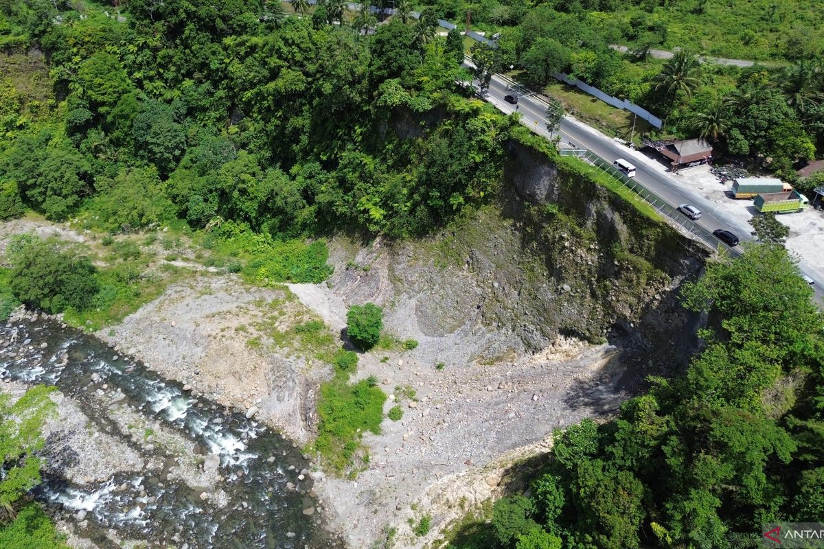  West Sumatra Governor orders removal of illegal park buildings