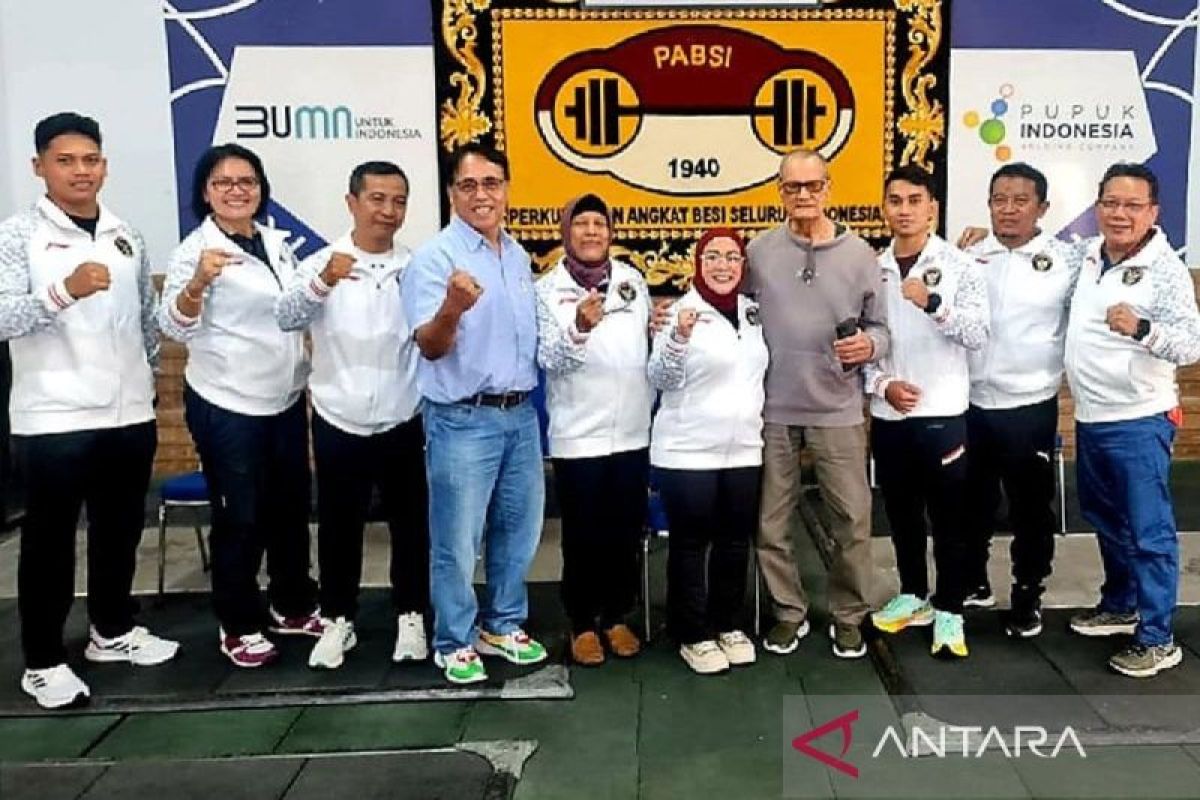Rizki Juniansyah dampingi dua lifter Papua Tengah di Singapura