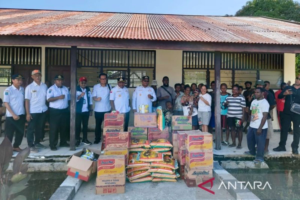 Pemkab Manokwari serahkan bantuan korban banjir Mansaburi