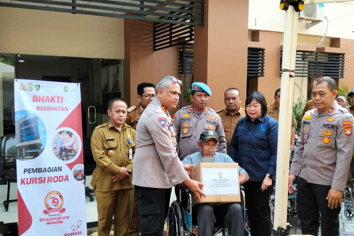 Polres Metro Tangerang serahkan bantuan kursi roda pada warga