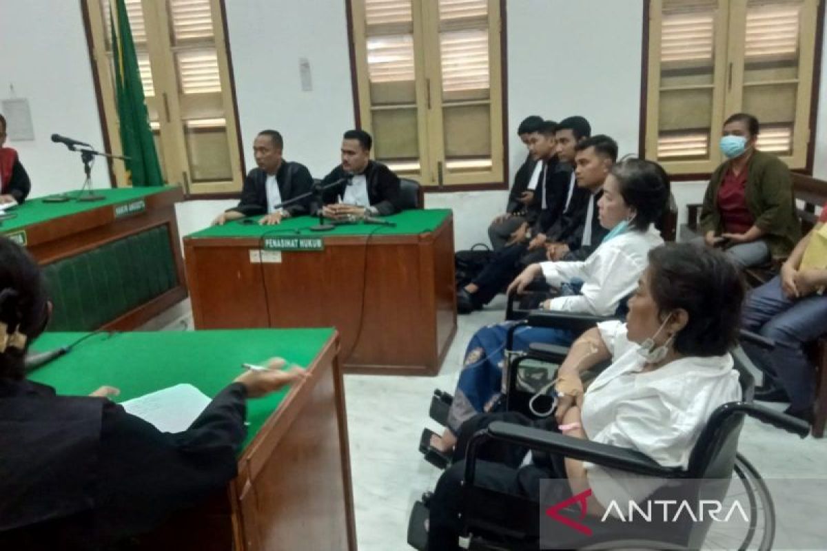 Dibawa pakai ambulans, oknum notaris dan rekannya jalani sidang dengan kursi roda