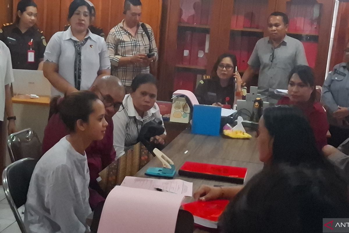 Polda NTT melimpahkan berkas perkara pemasok anak untuk Kapolres Ngada ke kejaksaan