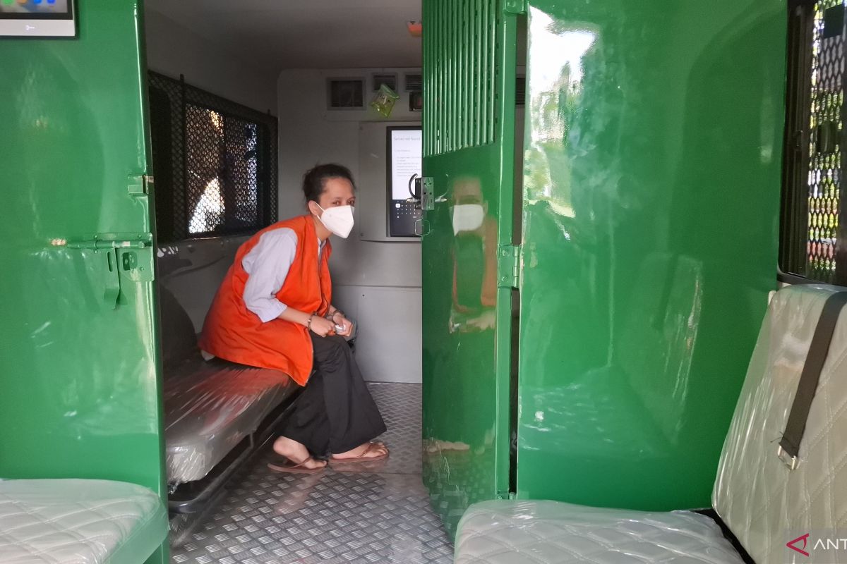 Kejari Kupang menahan Fani terkait kasus kekerasan seksual anak