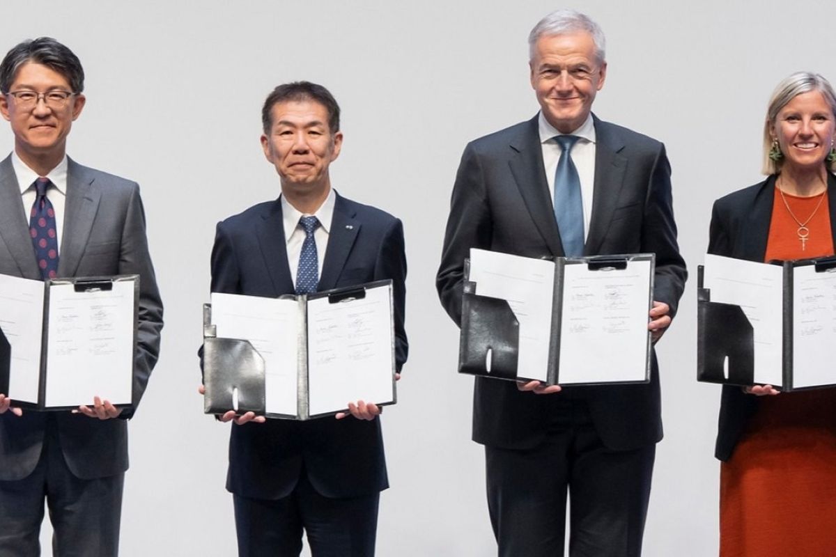Daimler - Toyota teken kesepakatan merger Mitsubishi Fuso dan Hino
