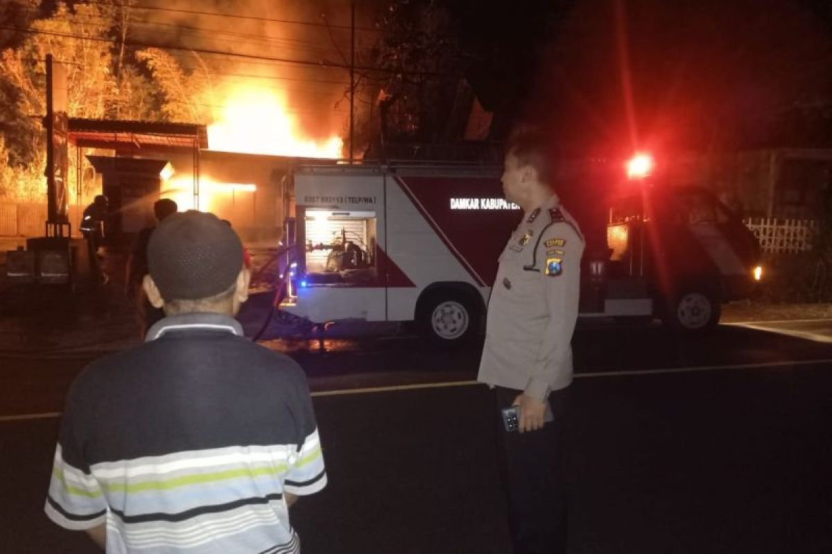 Damkar dan polisi Pacitan padamkan kios pertamini terbakar