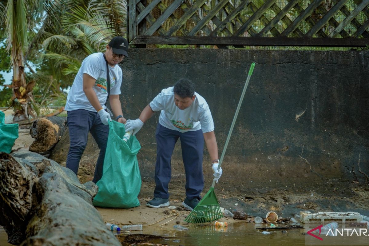 731 kg sampah dikumpulkan para relawan PLN dari Pantai Mulawarman