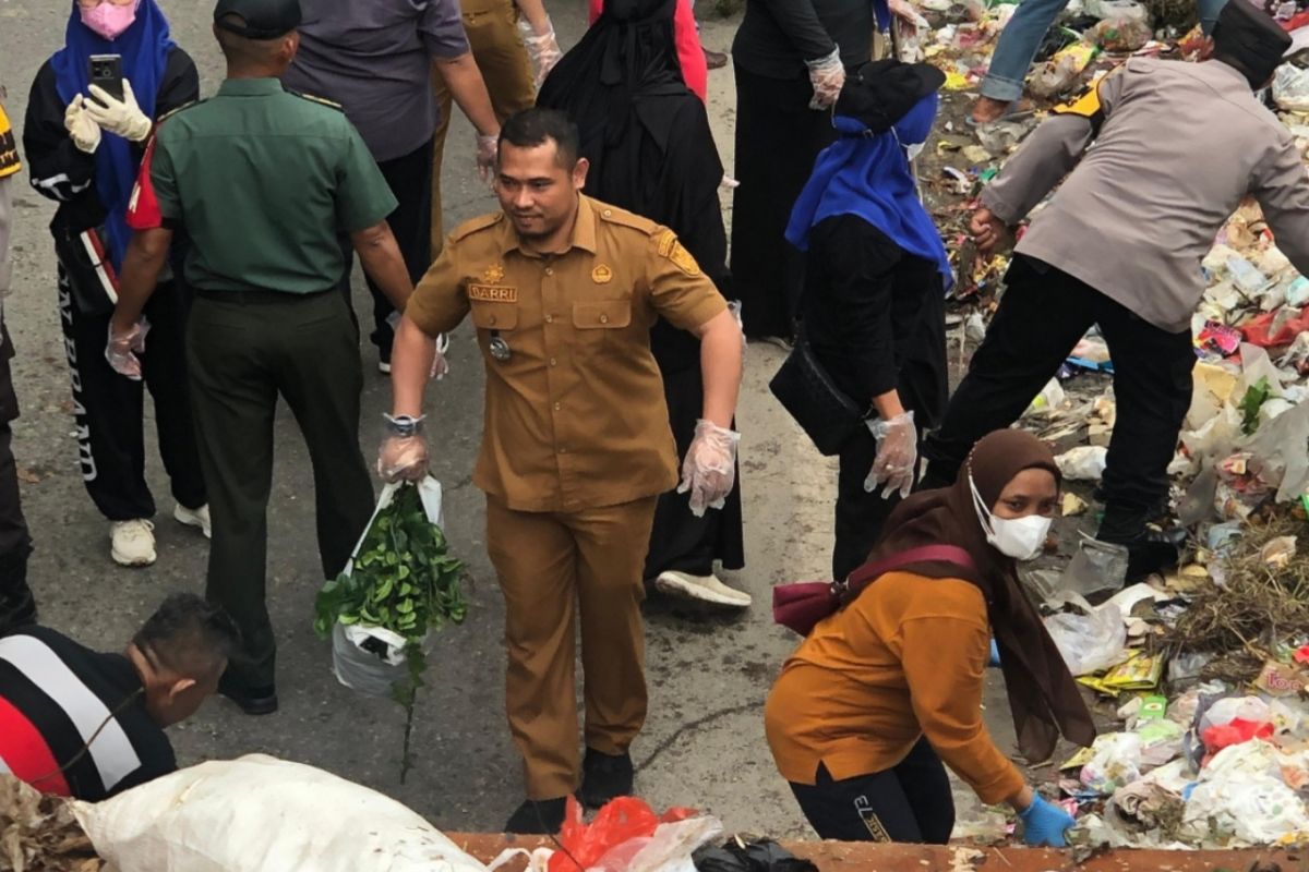 Pemko Pekanbaru kerahkan ASN bersihkan tumpukan sampah dan awasi TPS