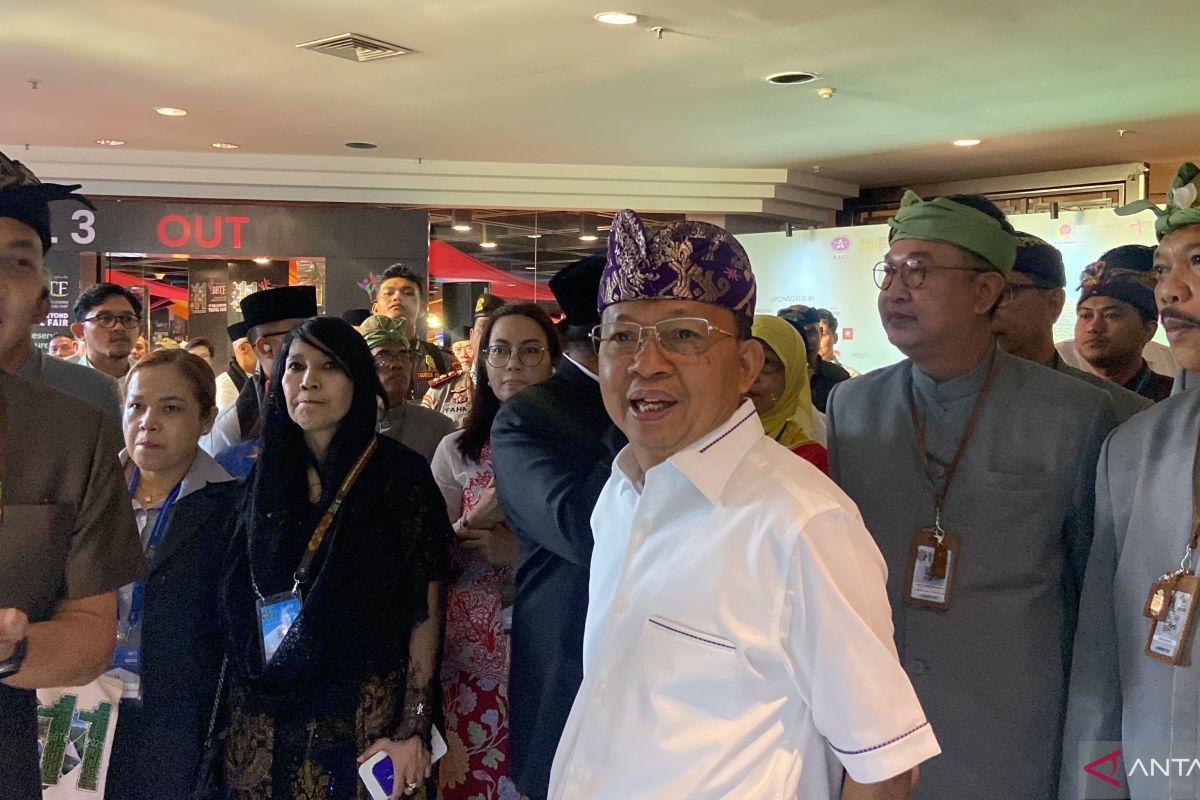 Gubernur Koster luluhkan perusahaan besar buat hentikan air kemasan plastik