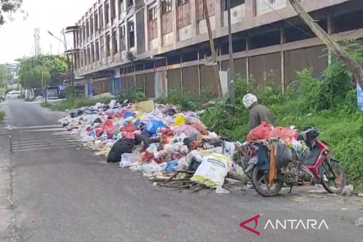 Sampah kian menumpuk, proses ujian di SDN 81 Pekanbaru terganggu