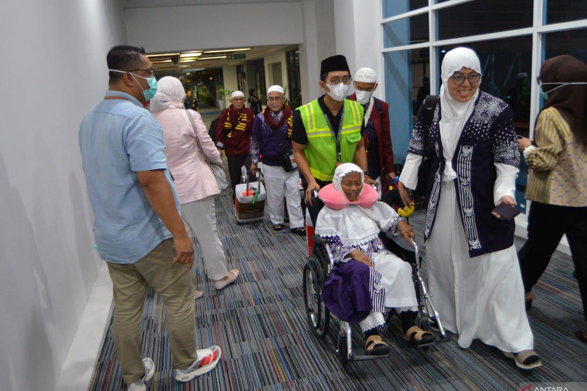 Jamaah haji kloter 1 debarkasi Padang tiba di Bandara Internasional Minangkabau