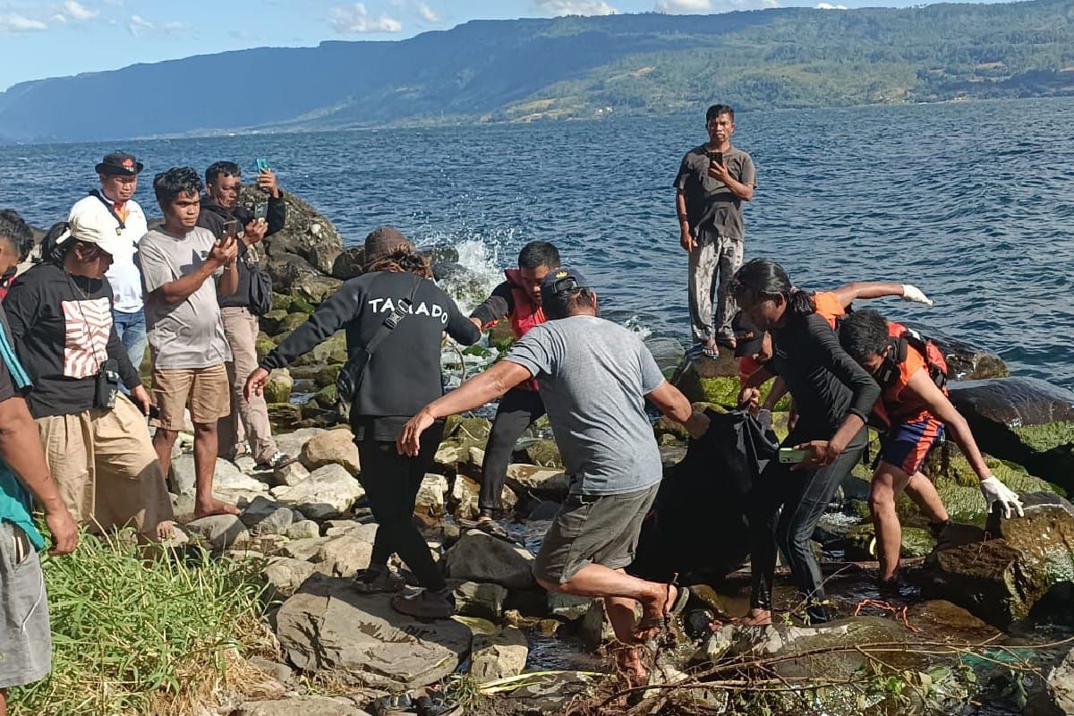 Tim SAR gabung evakuasi seorang  pria tenggelam di perairan Danau Toba