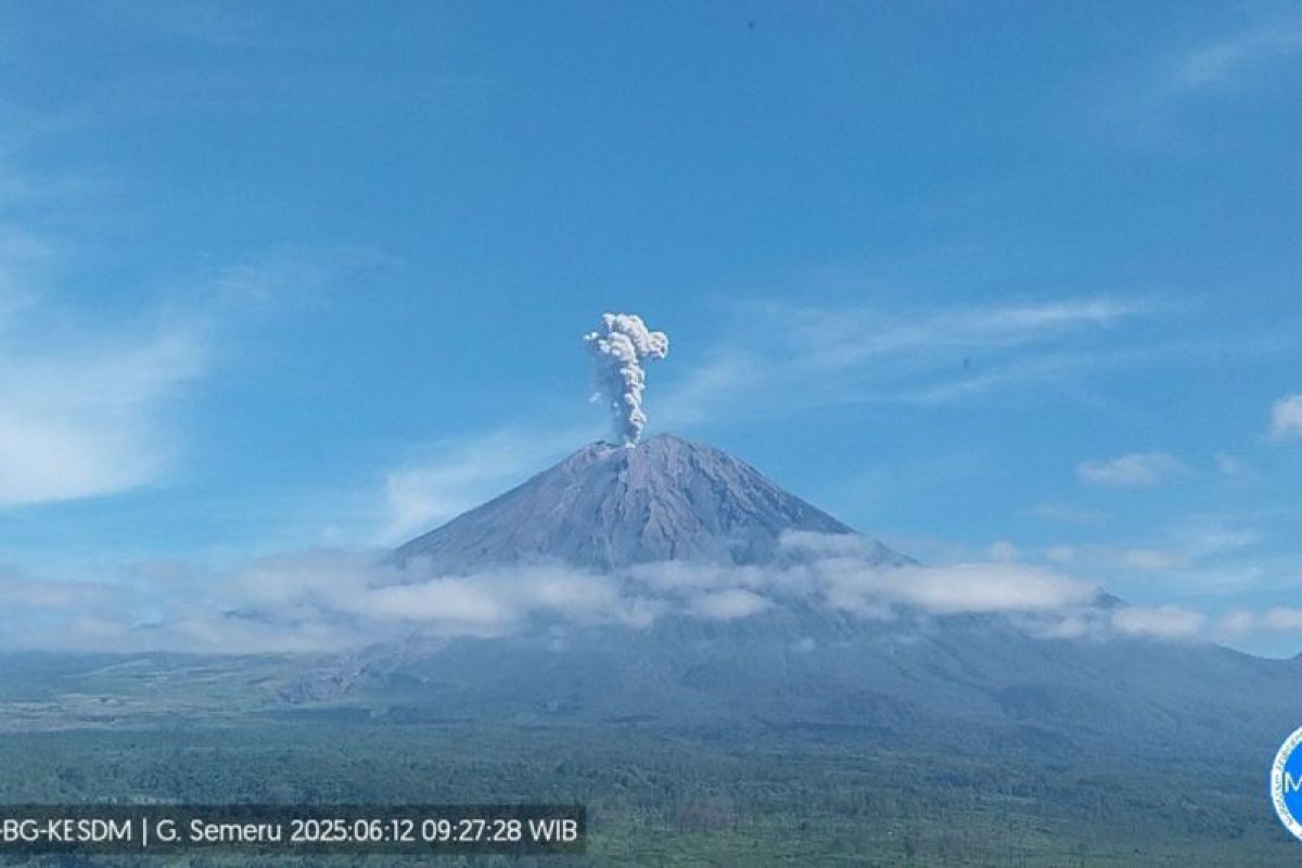 Gunung Semeru erupsi empat kali dengan tinggi letusan hingga 1.000 meter