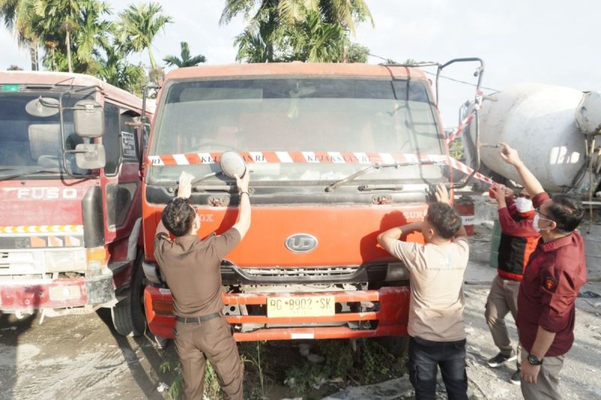 Kejati Sumbar sita dump truck milik tersangka korupsi Perumda PSM Padang