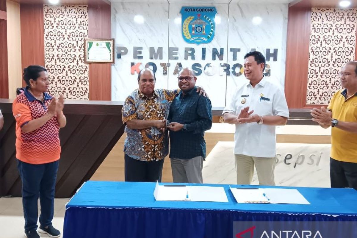 Lambert JItmau kembalikan mobil dinas ke Pemkot Sorong