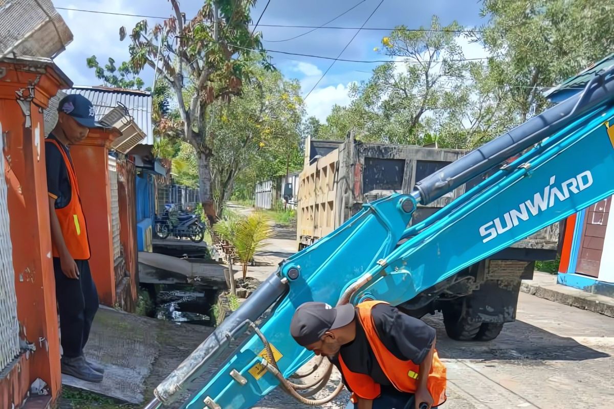 Pemkot Sorong kerahkan alat berat normalisasi drainase untuk atasi banjir