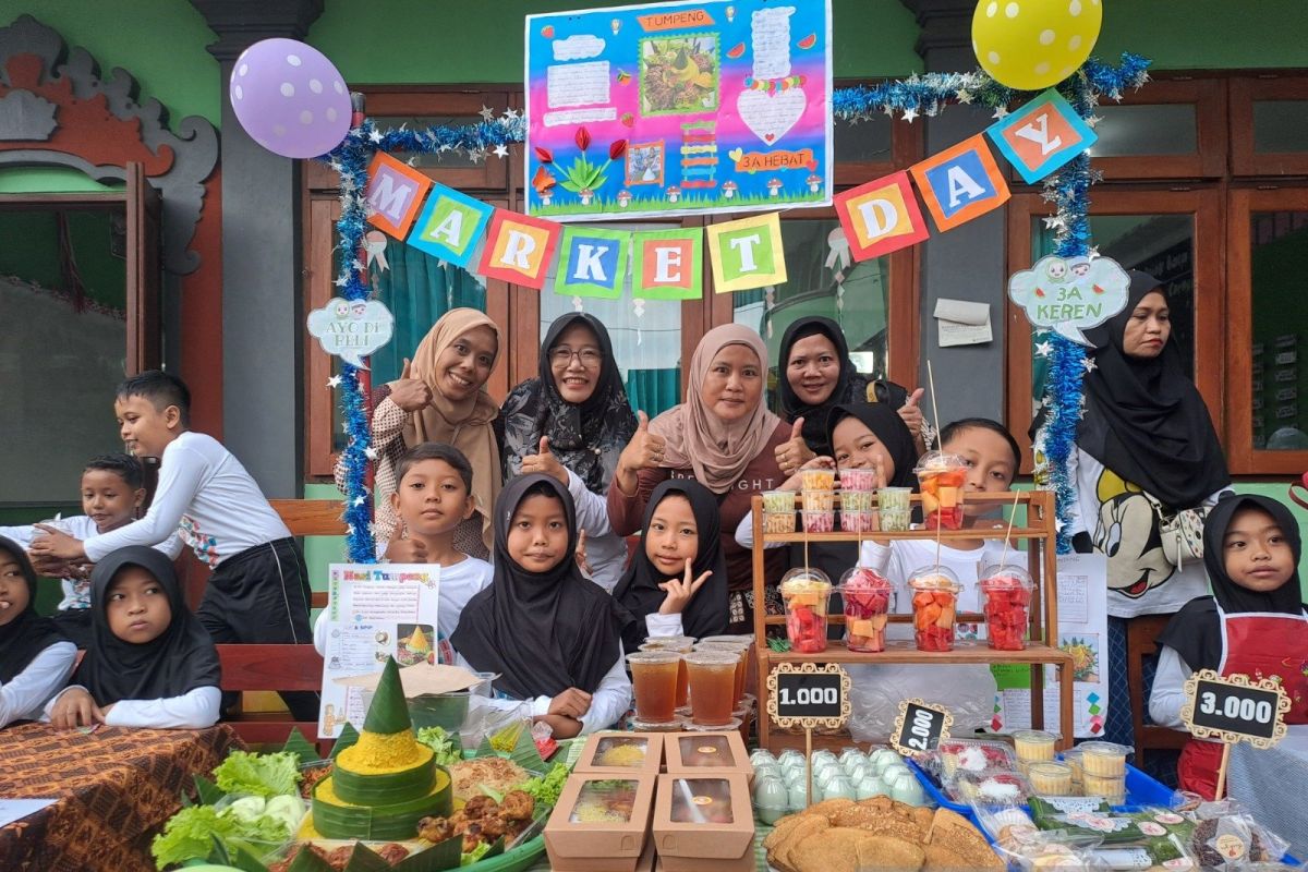 Pelajar Madrasah Jembrana buka pasar mini di sekolah