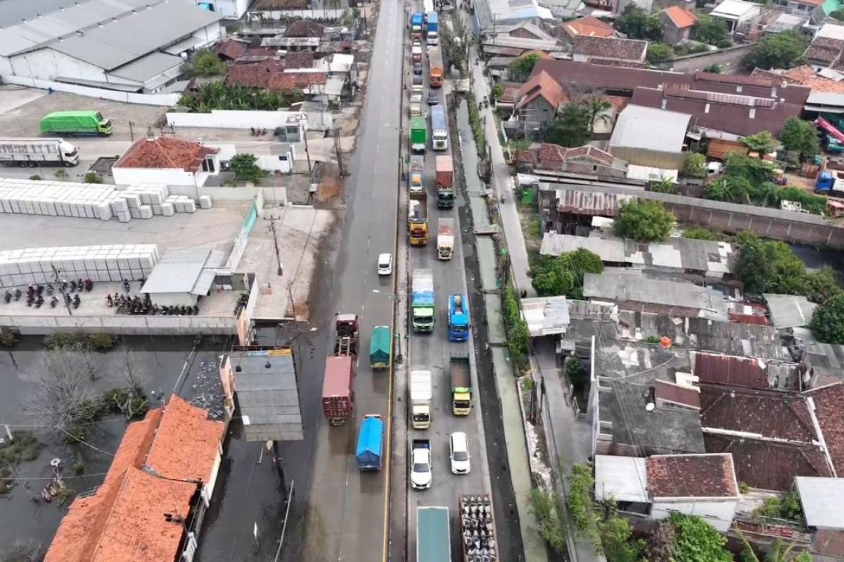 200 "barrier" beton  dipasang tanggulangi rob Sayung