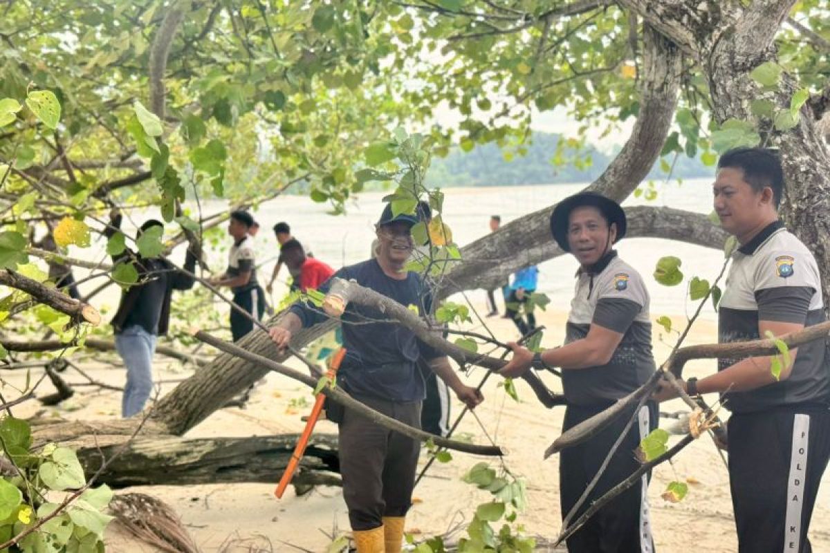 Polisi dan warga bersihkan pantai Pantai Pasir Panjang