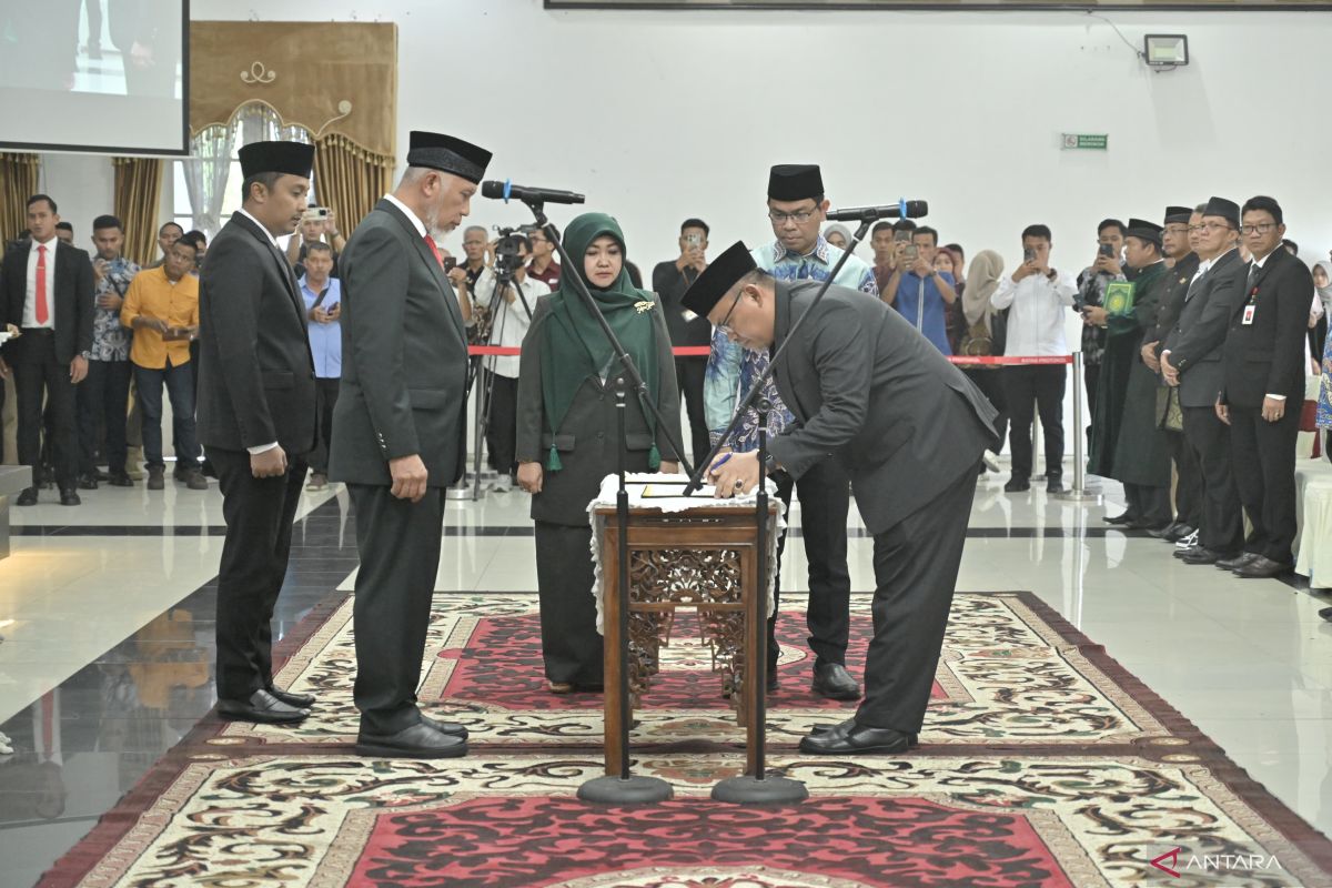 Arry Yuswandi Resmi Dilantik Sebagai Sekda Sumbar, Gubernur Mahyeldi: Sekda Adalah Mesin Penggerak Pemerintahan