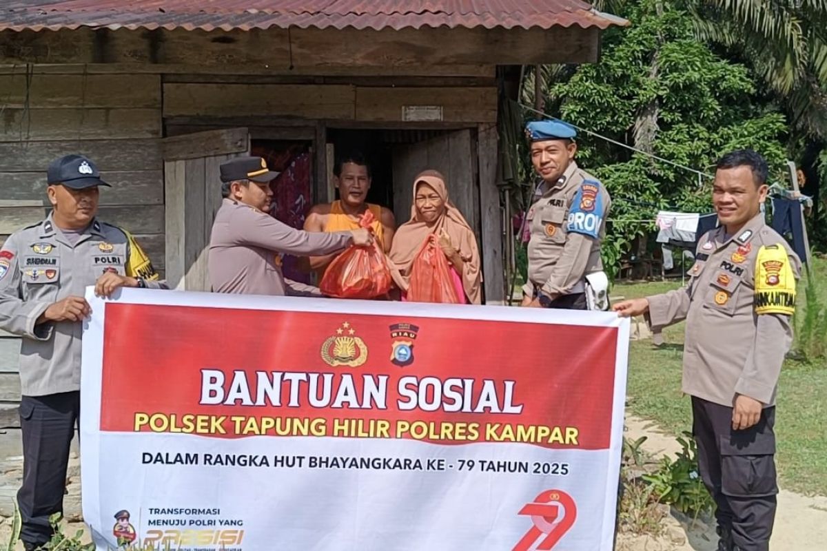 Polsek Tapung Hilir bagikan sembakountuk warga