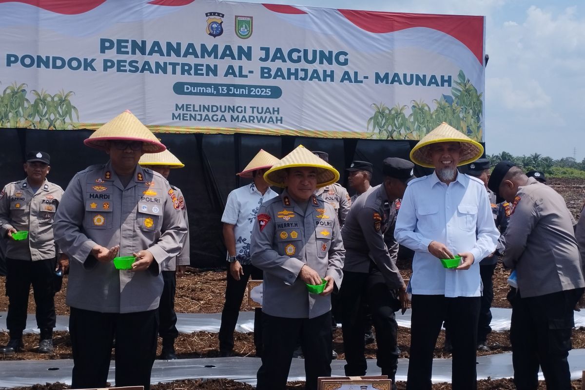 Wujudkan ketahanan pangan, Kapolda Riau tanami jagung dan 79 pohon di Ponpes Al Bahjah Al Maunah Dumai