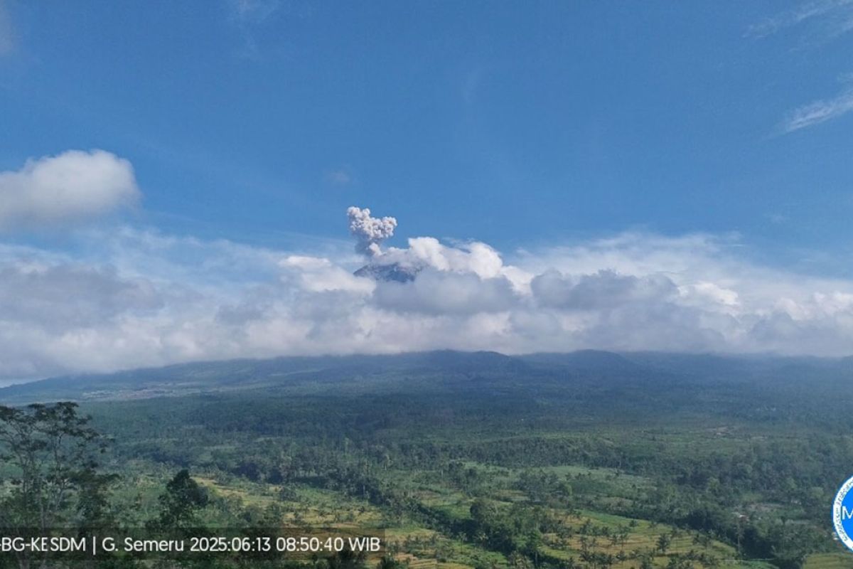 Semeru kembali alami erupsi dengan tinggi letusan 700 meter di atas puncak