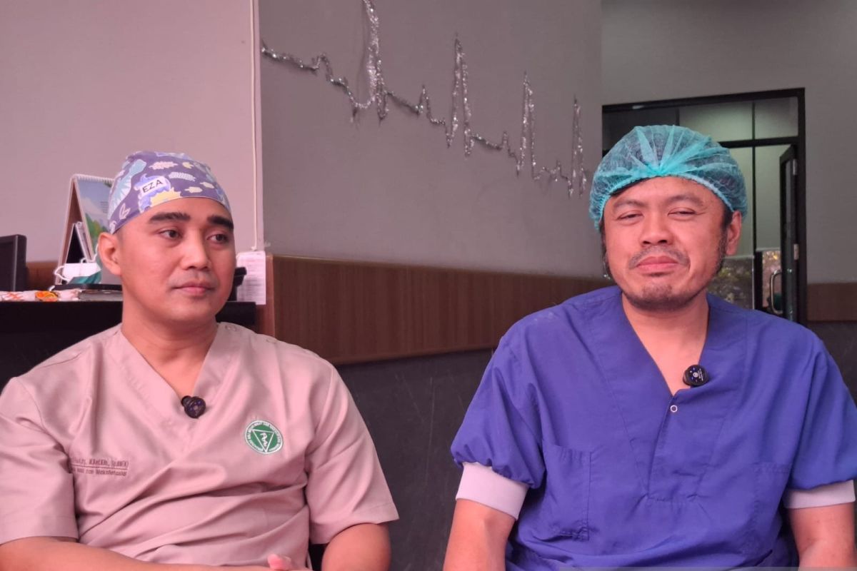 YIS dan Unair melakukan operasi celah bibir 21 anak di Kupang