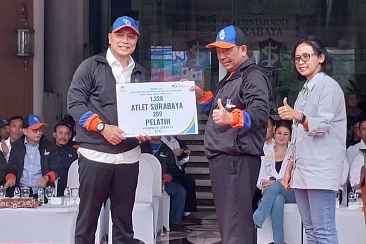 BPJS Ketenagakerjaan Tanjung Perak serahkan kartu kepesertaan kontingan Porprov