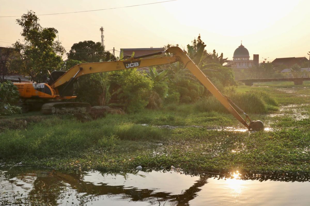 Pemprov Jateng keruk sedimentasi Sungai Dombo atasi rob Sayung Demak