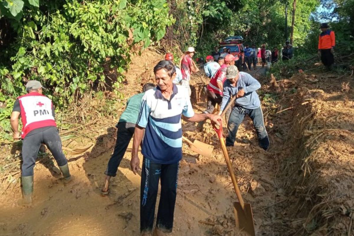 BPBD Malang tangani tanah longsor di jalan akses menuju Pantai Sipelot