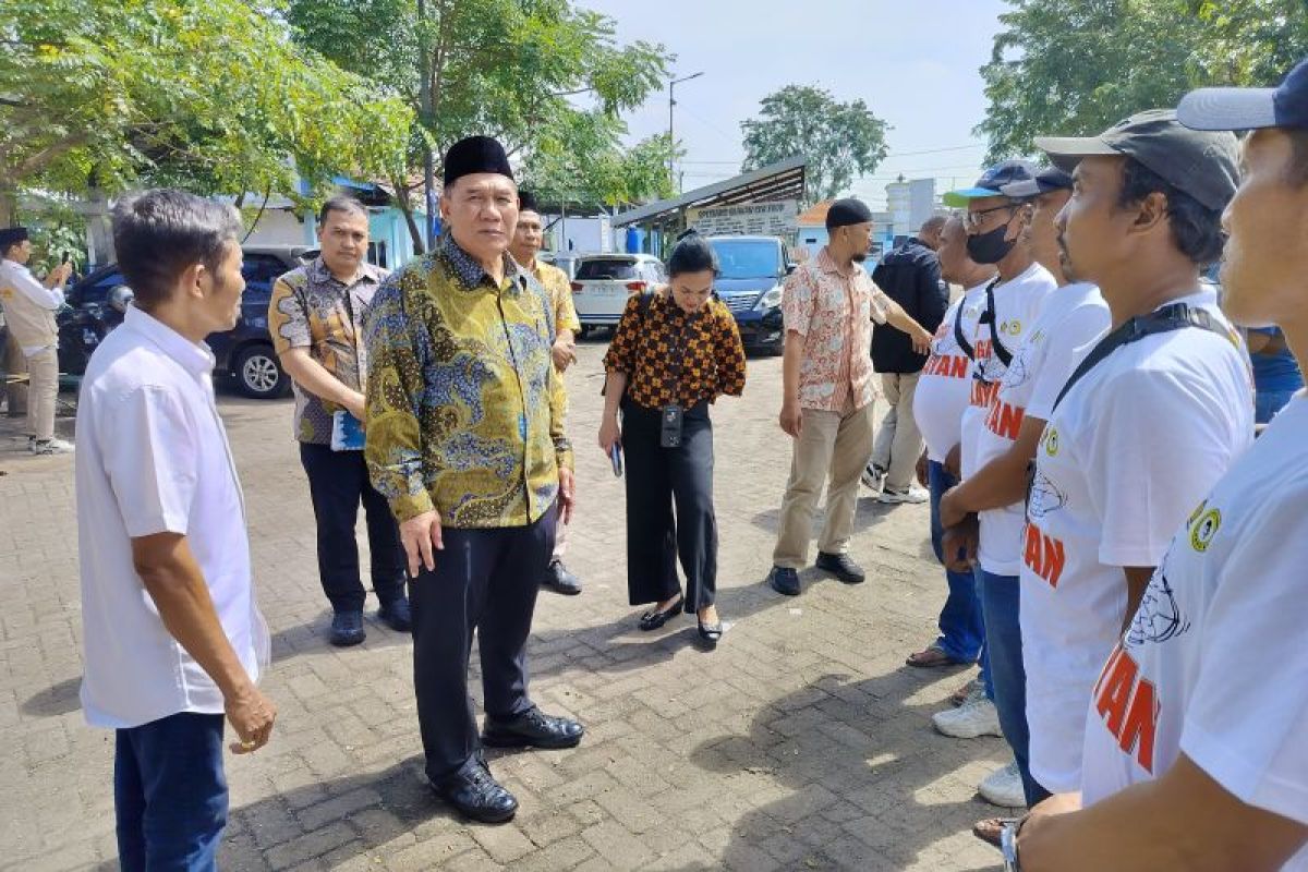 Komisi VII DPR bantu dua unit mesin perahu kepada nelayan Sidoarjo