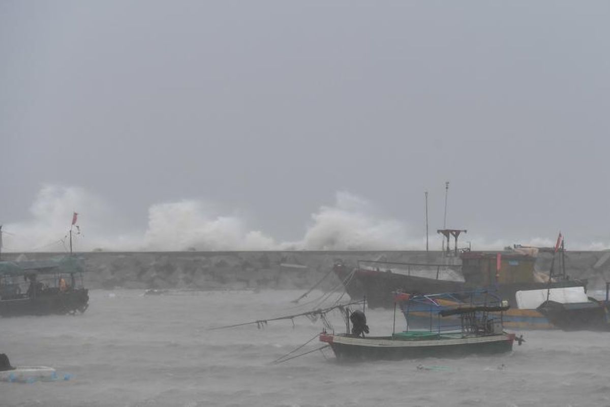 Topan Wutip terus menguat di Hainan, China Selatan
