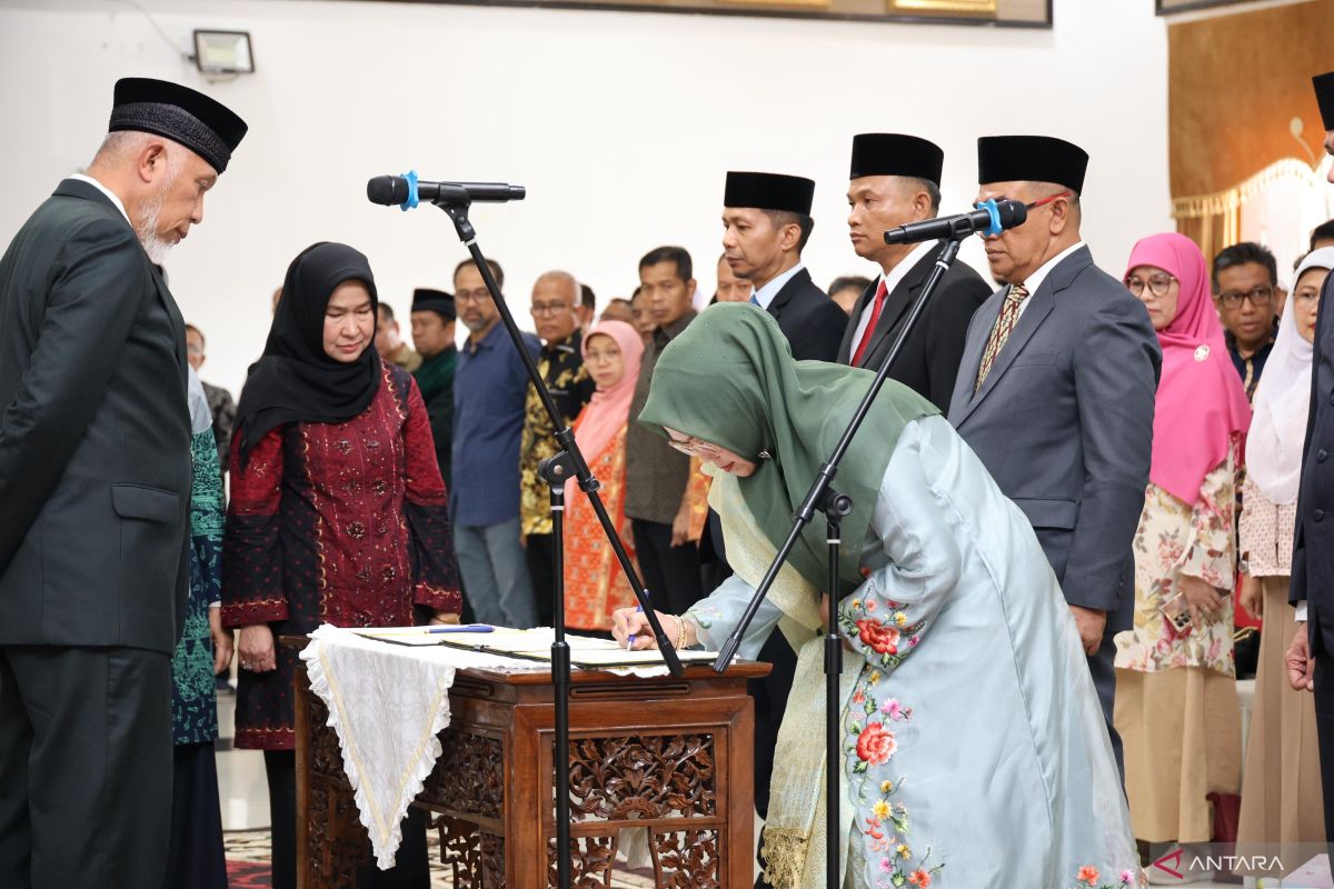Gubernur Mahyeldi lantik sejumlah pejabat pimpinan tinggi pratama di lingkungan Pemprov Sumbar