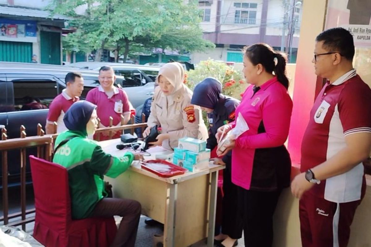 Polres OKU gelar pemeriksaan kesehatan gratis bagi ojek online