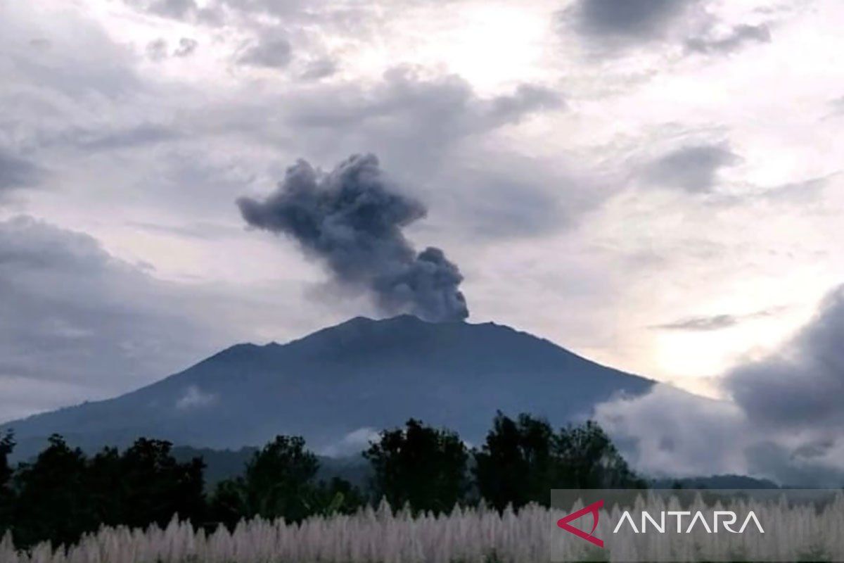 Tinggi letusan Gunung Raung saat erupsi capai 1.500 meter