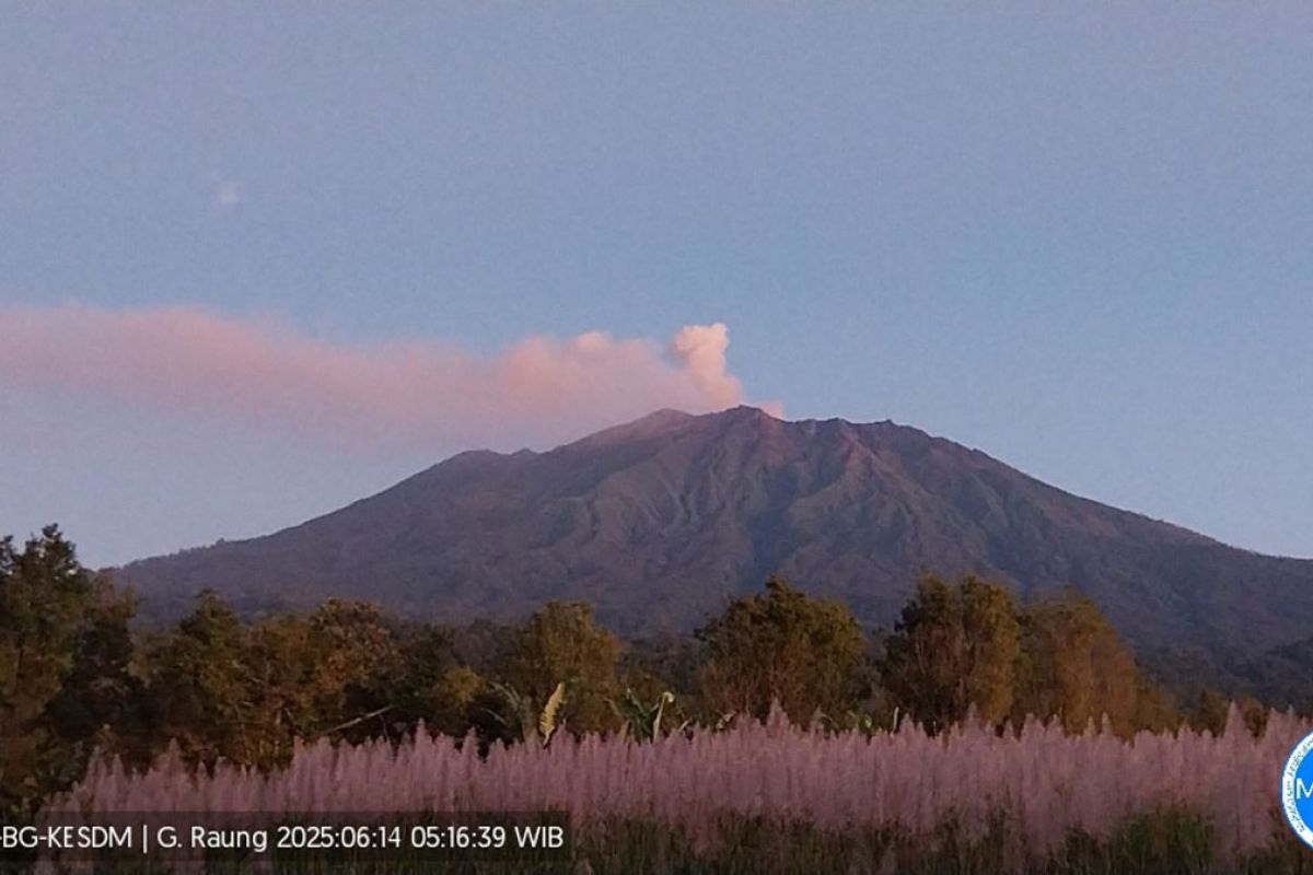 Gunung Raung  kembali erupsi dengan tinggi letusan 750 meter