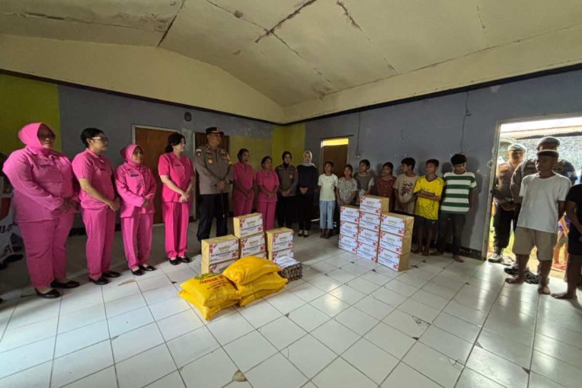 Polres Buru Selatan bagkani ratusan Bansos untuk yayasan dan SLB