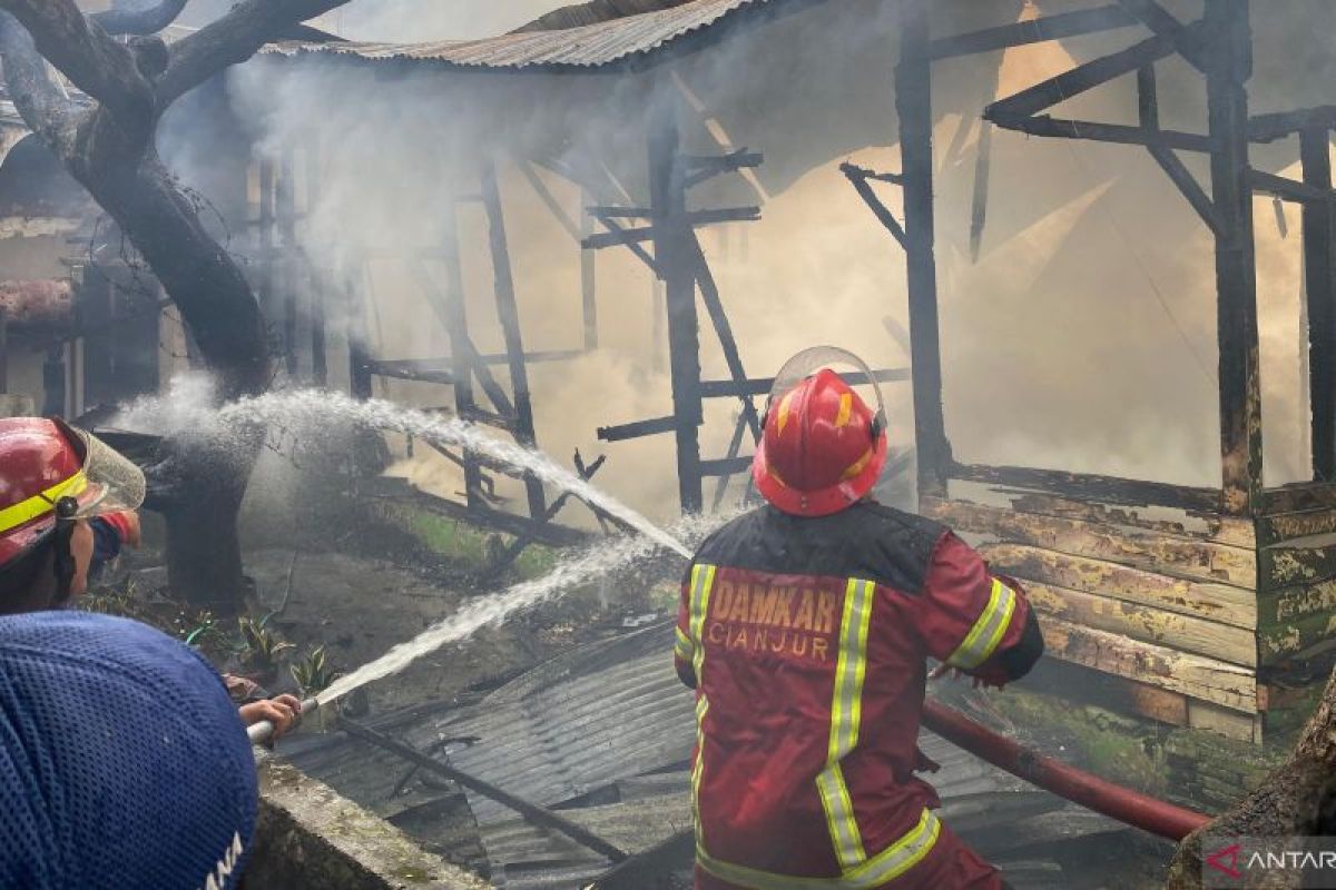 Damkar Cianjur kerahkan 3 mobil tangani kebakaran di Kampung Sayang