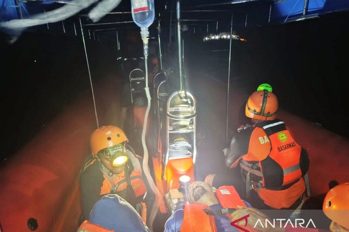 Basarnas Ambon evakuasi satu ABK kapal kargo di Perairan  Kepulauan Aru