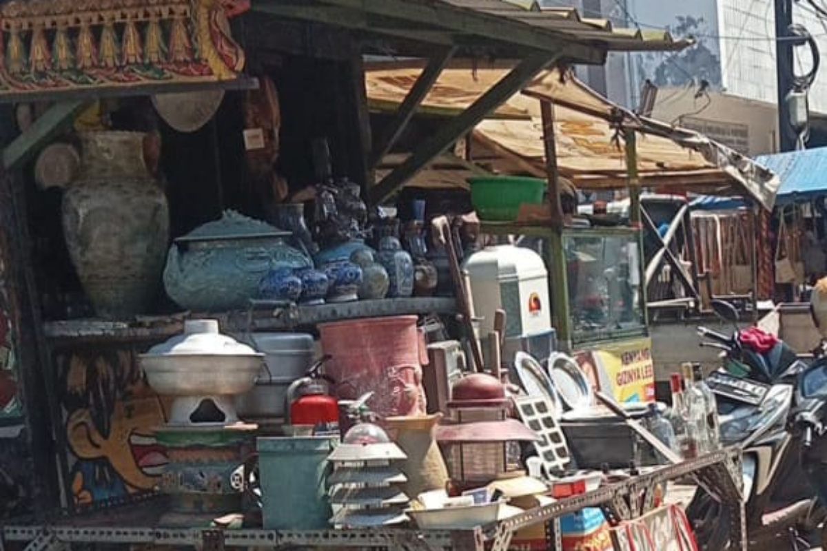 8 pasar loak terbaik Bandung untuk berburu barang antik & vintage