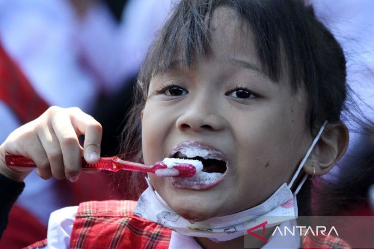 Cara tepat sikat gigi dan pemakaian obat kumur cegah gigi berlubang