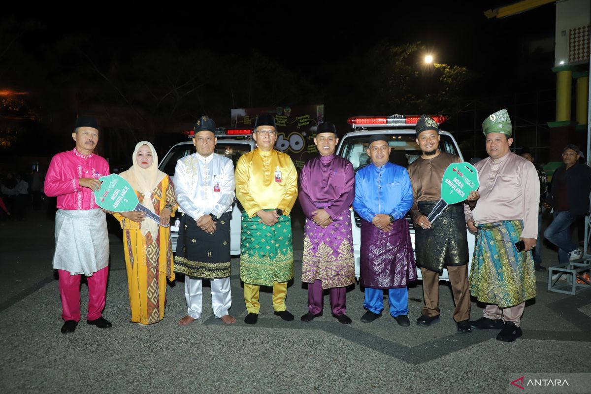 Bersempena Milad Inhil, BRK Syariah Serahkan 2 Unit Ambulans Saat