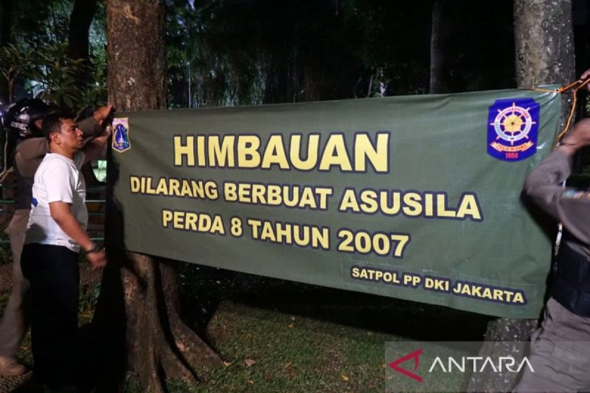 Belasan spanduk larangan asusila dipasang di Taman Langsat Jaksel