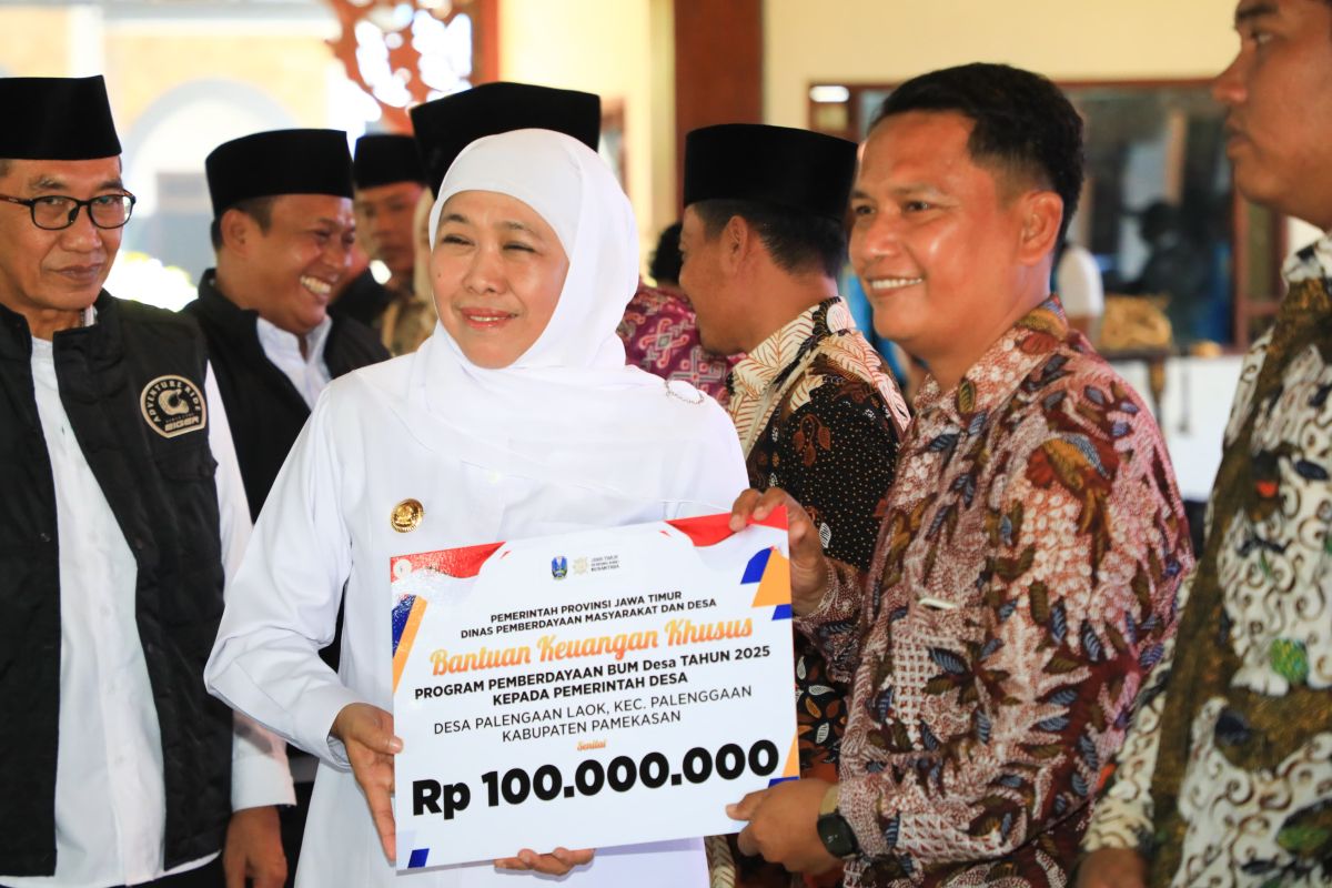 Gubernur Jatim salurkan Rp6,37 miliar untuk tekan kemiskinan di Pamekasan