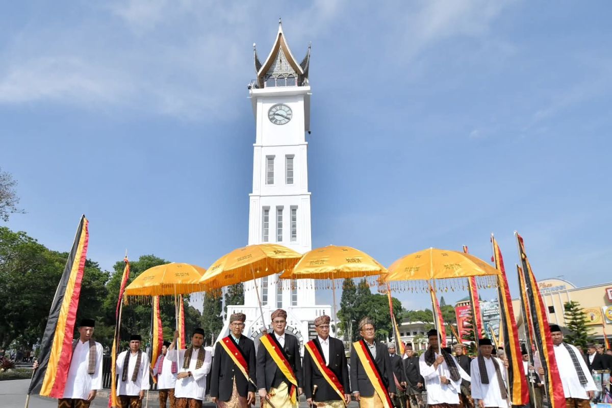 Suku Tanjuang Kurai gelar prosesi adat Maarak Pangulu di Bukittinggi