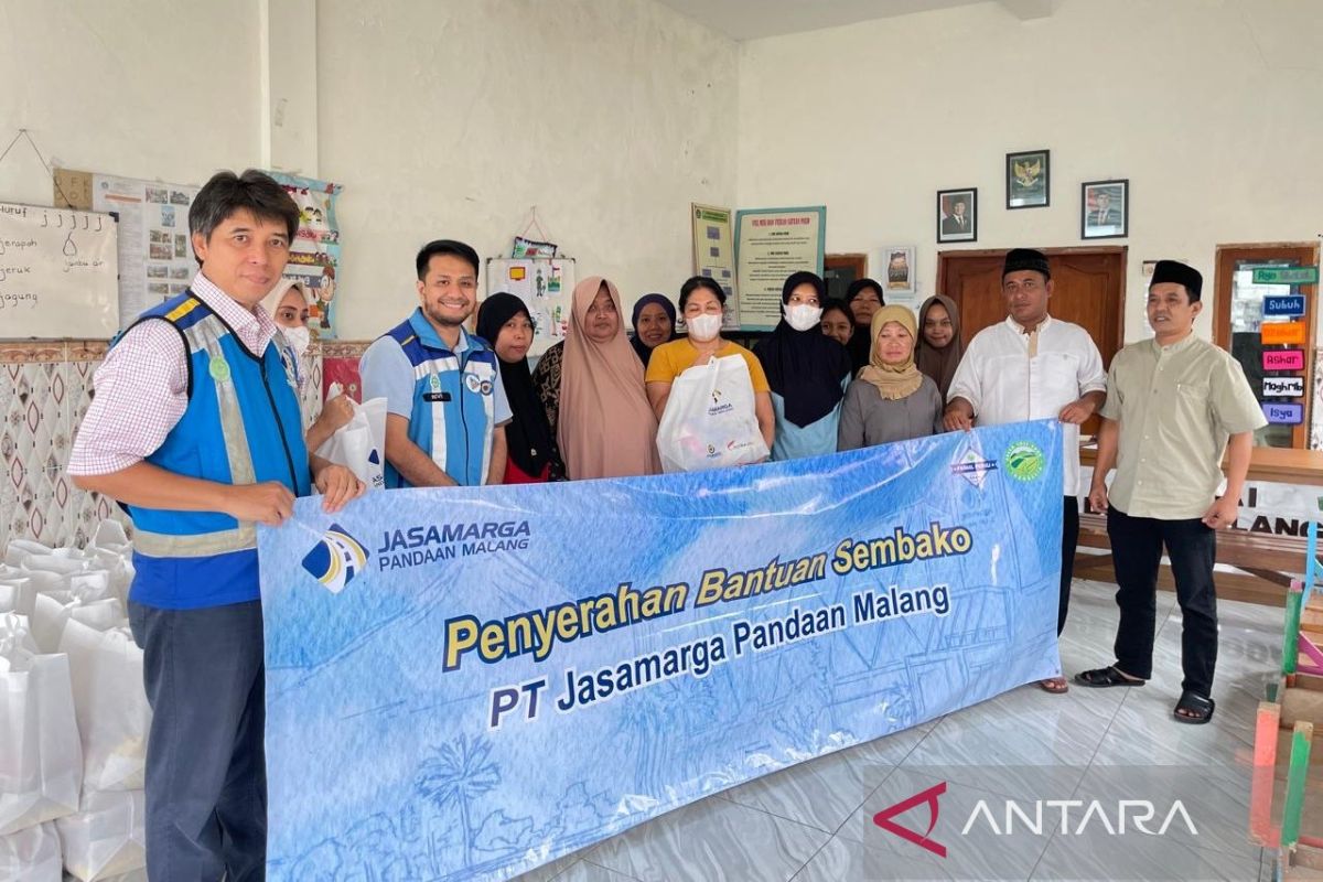 Jasamarga bagikan 1.000 sembako untuk warga sekitar Pandaan-Malang