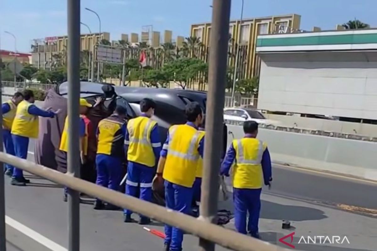 Mobil pengangkut Ferrari Purosaunge terbalik di Tol Cengkareng