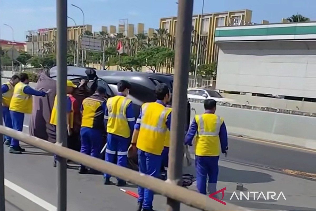 Mobil pengangkut Ferrari Purosaunge terbalik di Tol Cengkareng Jakbar