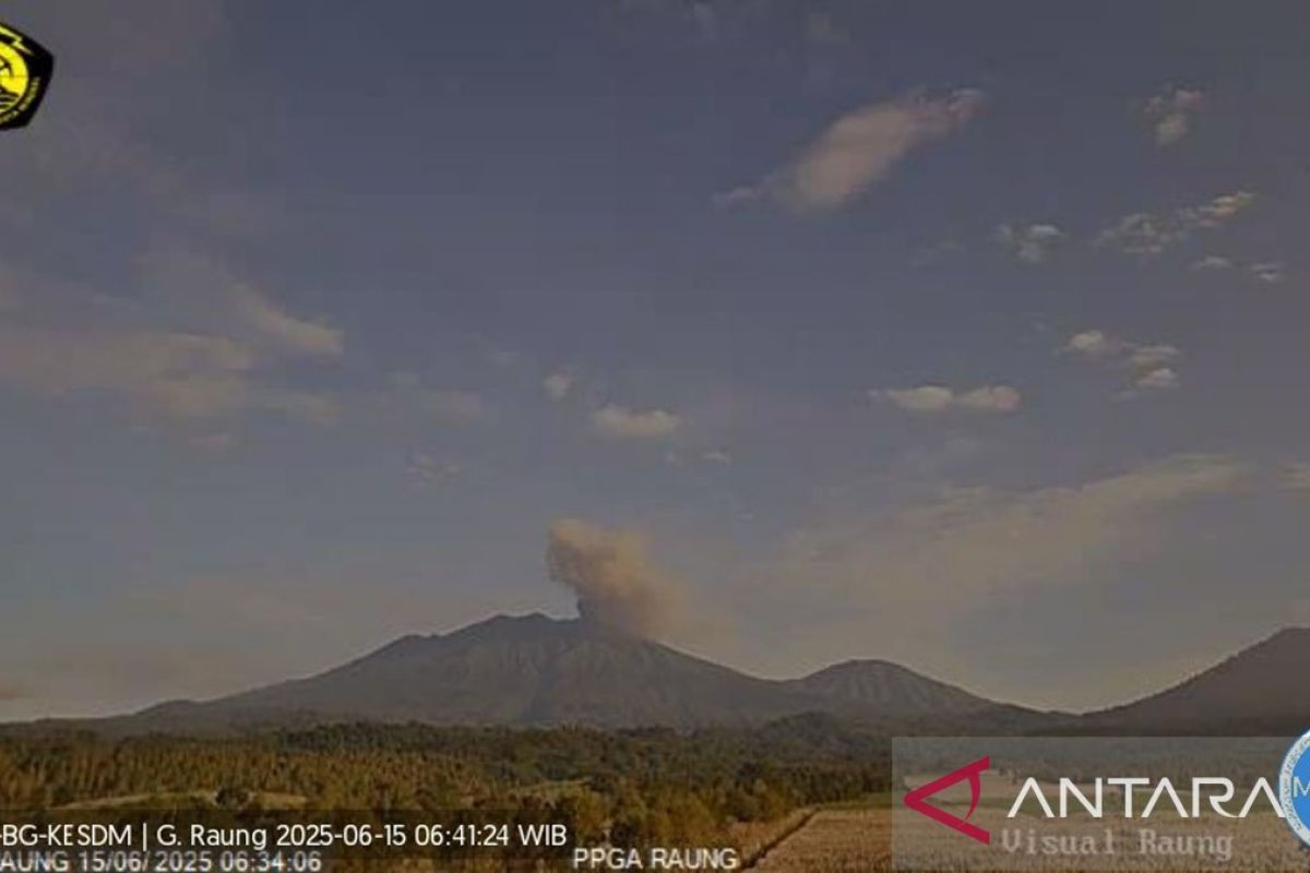 Gunung Raung di Jawa Timur erupsi dengan tinggi letusan 1.200 meter